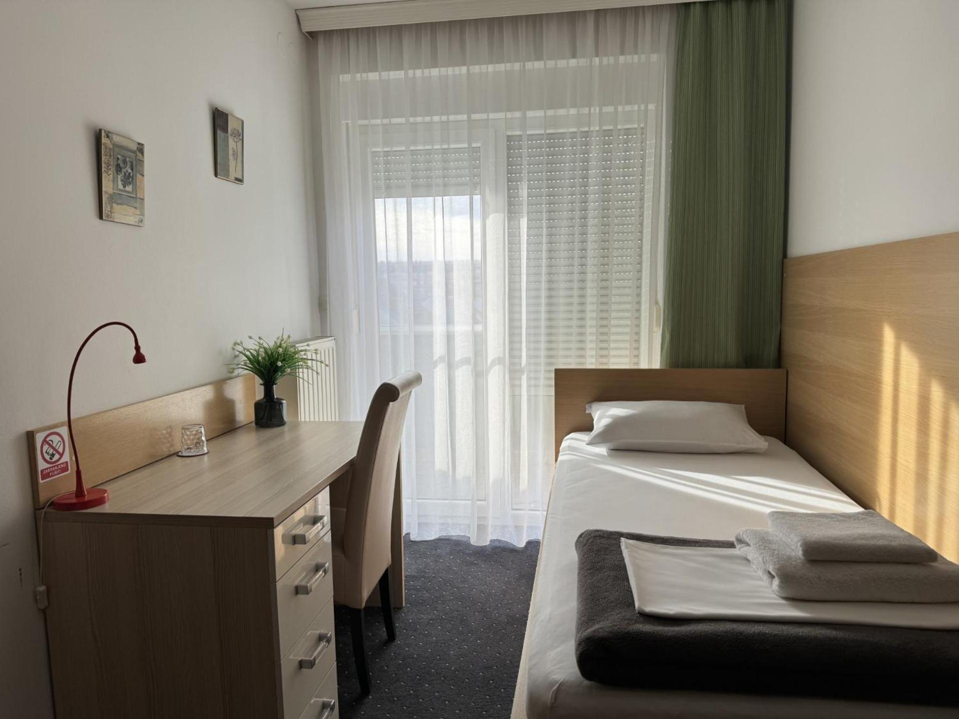 Pansion Komfor Fitea Osijek Exteriör bild