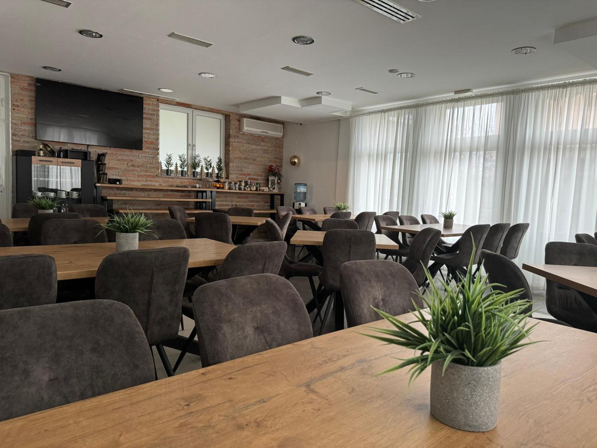 Pansion Komfor Fitea Osijek Exteriör bild